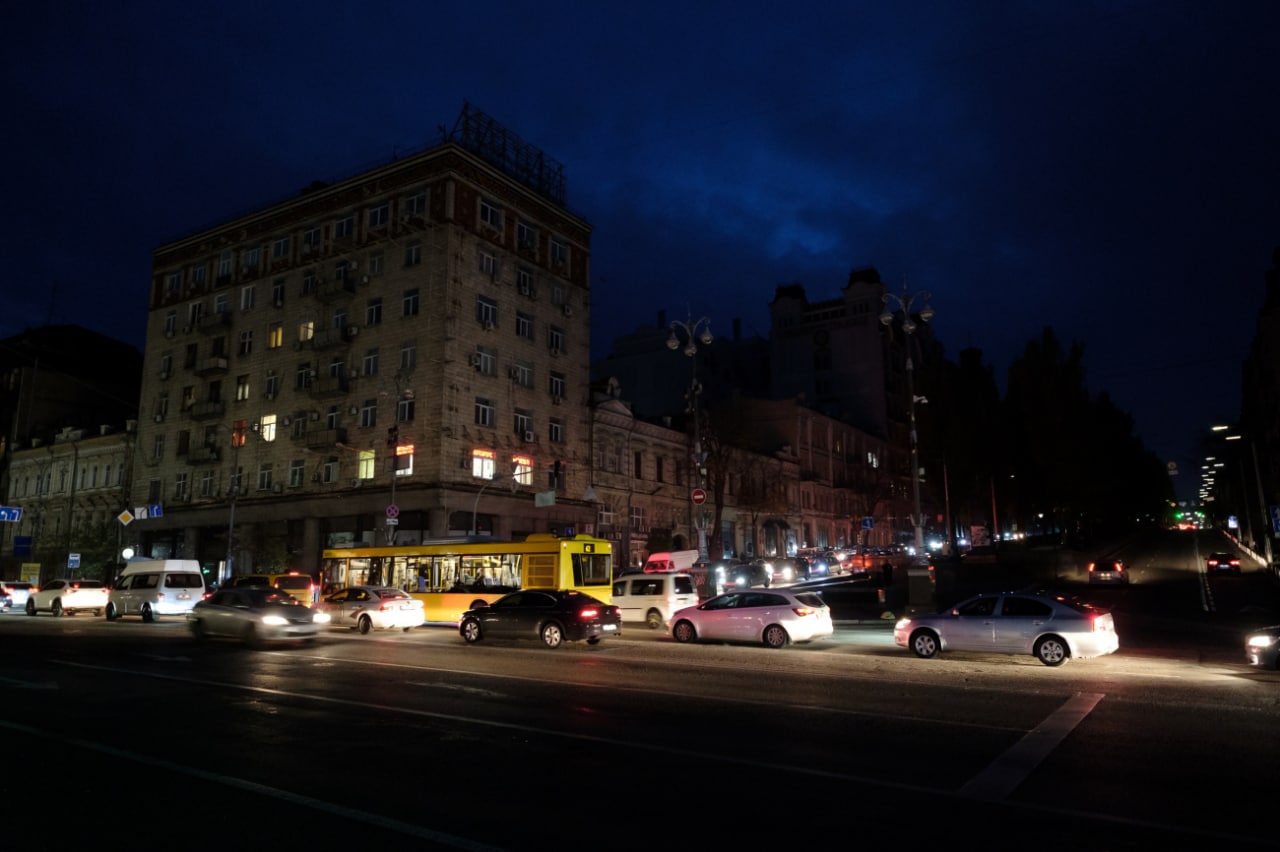 Без связи, воды и еды. Какие могут быть проблемы у украинцев из-за перебоев со светом